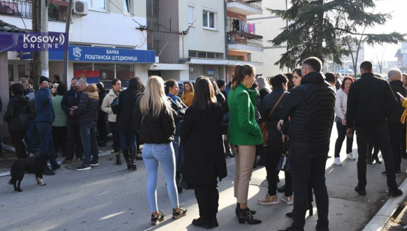 Građani ispred PŠ u Zubinom Potoku
