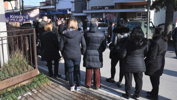 Građani ispred PŠ u Zubinom Potoku