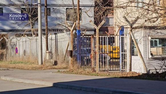 Oko policijske stanice u Leposaviću podignuti betonski blokovi