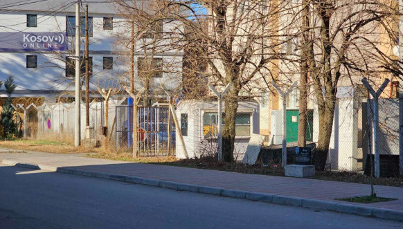 Oko policijske stanice u Leposaviću podignuti betonski blokovi