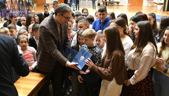 Osnovci sa Kosova kod Aleksndra Vucica