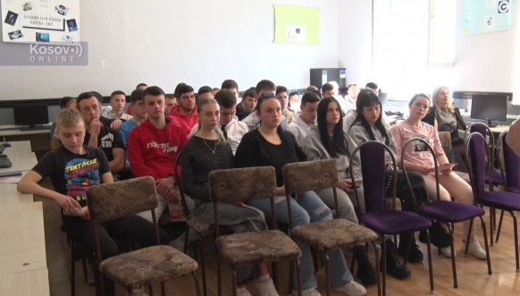 Osmacima iz Štrpca predstavljena ponuda fakulteta Univerziteta u Prištini sa privremenim sedištem u Kosovskoj Mitrovici