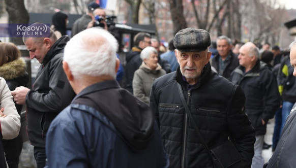 Penzioneri ispred Pošte u Severnoj Mitrovici Penzioneri ispred Pošte u Severnoj Mitrovici