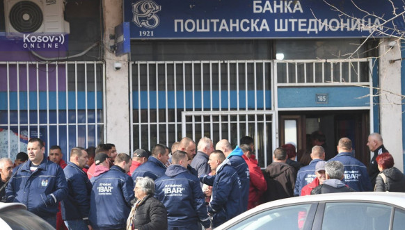 Radnici ispred poste2