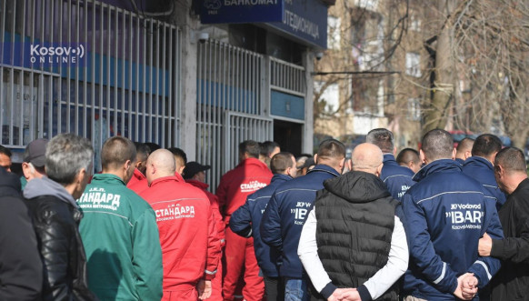 Radnici ispred poste4