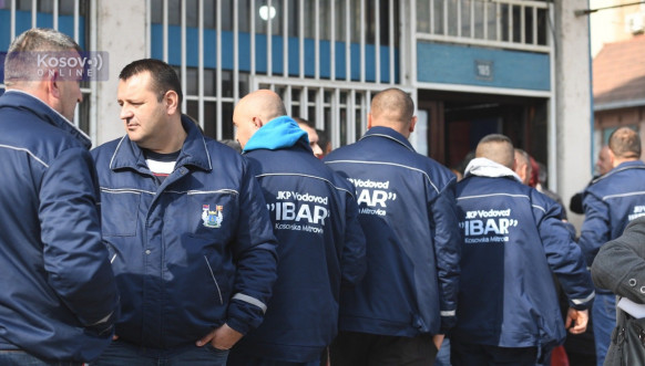 Radnici ispred poste