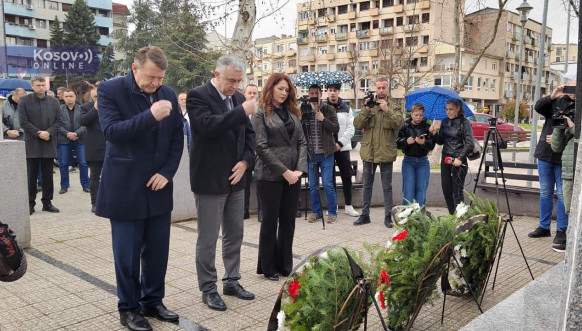 Severna Mitrovica: Parastosom i polaganjem venaca obeleženo 20. godina od martovskog pogroma