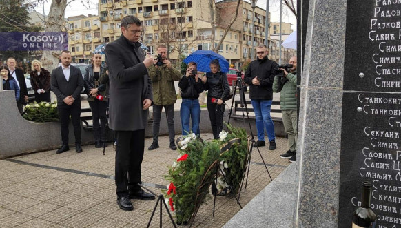 Severna Mitrovica: Parastosom i polaganjem venaca obeleženo 20. godina od martovskog pogroma