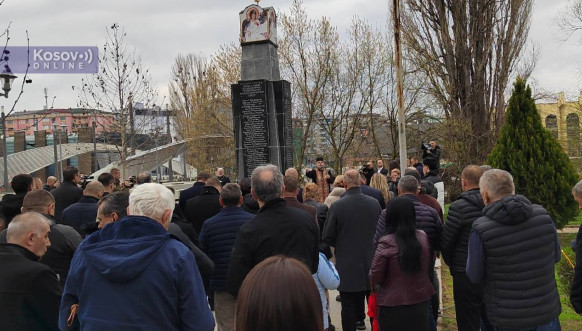 Severna Mitrovica: Parastosom i polaganjem venaca obeleženo 20. godina od martovskog pogroma