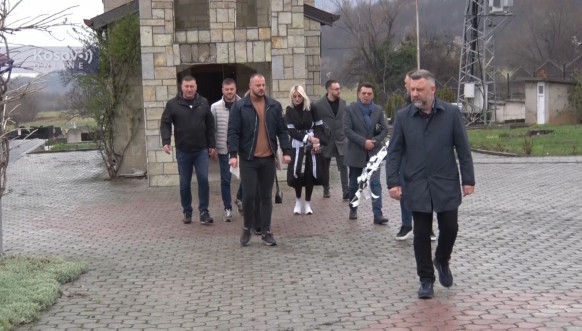 Štrpce: Jevtić položio venac na spomen obeležje stradalima 17. marta