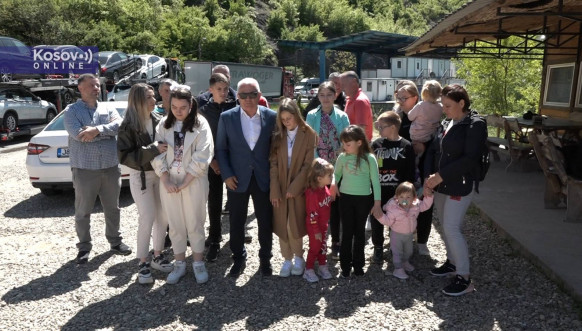 Arlov na Jarinju uručio stipendije deci sa Kosova