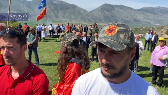 Zastava "velike Albanije" i simboli OVK u Piškopeji