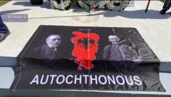 Zastava "velike Albanije" i simboli OVK u Piškopeji