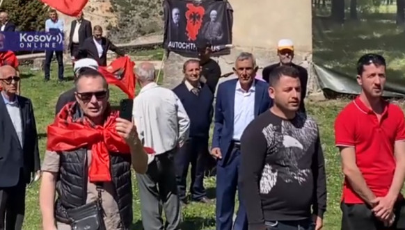 Zastava "velike Albanije" i simboli OVK u Piškopeji