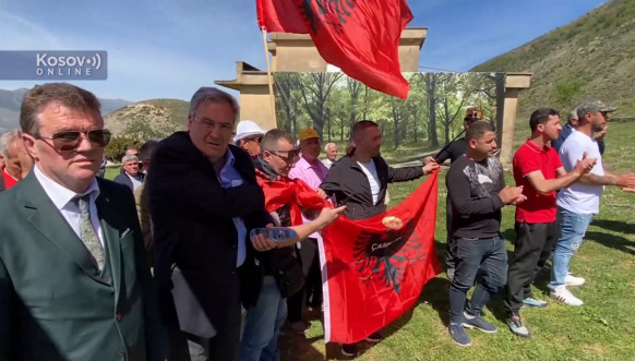 Zastava "velike Albanije" i simboli OVK u Piškopeji