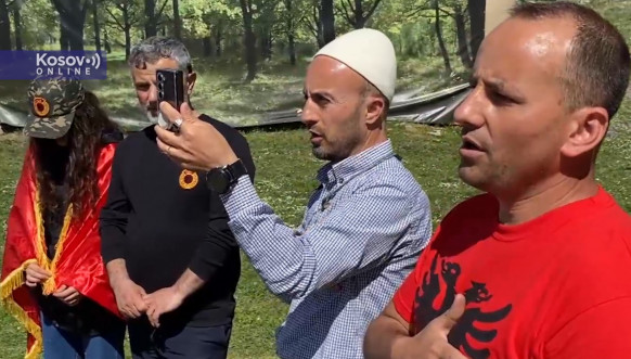 Zastava "velike Albanije" i simboli OVK u Piškopeji
