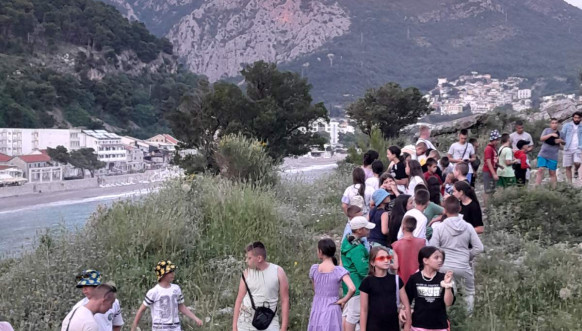 Đaci iz Zubinog Potoka na letovanju u Sutomoru Đaci iz Zubinog Potoka na letovanju u Sutomoru