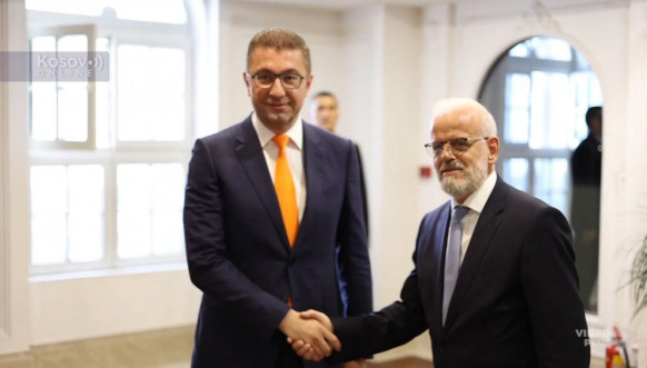 Hristijan Mickoski preuzeo dužnost premijera Severene Makedonije od Taljata Džaferija Hristijan Mickoski preuzeo dužnost premijera Severene Makedonije od Taljata Džaferija