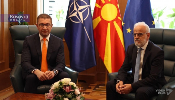 Hristijan Mickoski preuzeo dužnost premijera Severene Makedonije od Taljata Džaferija Hristijan Mickoski preuzeo dužnost premijera Severene Makedonije od Taljata Džaferija