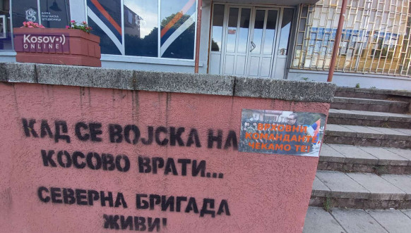 Na severu Kosova plakati sa Vučićevim likom i porukom "Vrhovni komandante čekamo te"