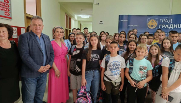 Deca sa Kosova u Gradiški Deca sa Kosova u Gradiški
