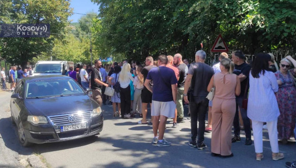 građani Severne Mitrovice kod policijske stanice građani Severne Mitrovice kod policijske stanice