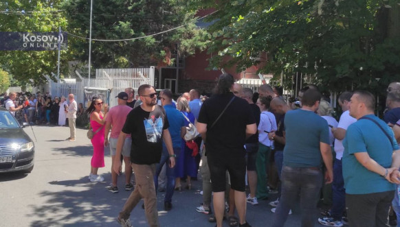 građani Severne Mitrovice kod policijske stanice građani Severne Mitrovice kod policijske stanice