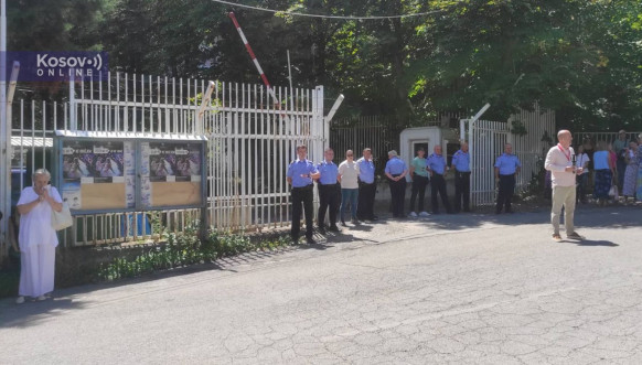građani Severne Mitrovice kod policijske stanice građani Severne Mitrovice kod policijske stanice