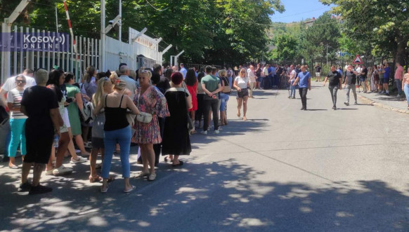 građani Severne Mitrovice kod policijske stanice građani Severne Mitrovice kod policijske stanice