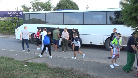 Deca iz Leposavića otputovala na ekskurziju u Pomoravski okrug Deca iz Leposavića otputovala na ekskurziju u Pomoravski okrug