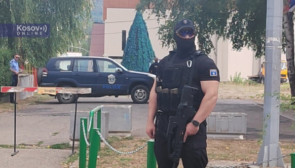 Specijalci Kosovske policije ispred zgrade Privremenog organa opštine Kosovska MItrovica