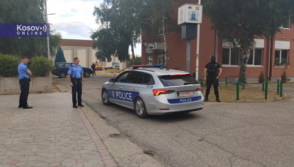 Kosovska policija ispred zgrade Privremenog organa opštine Kosovska Mitrovica