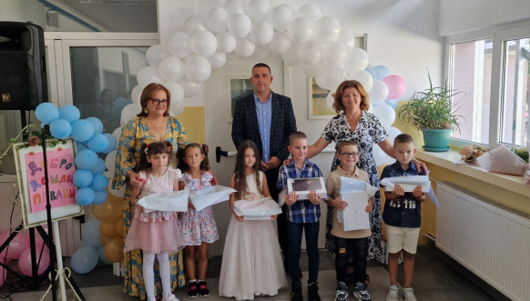 Od JKSP "Zvečan" pokloni za đake prvake Od JKSP "Zvečan" pokloni za đake prvake