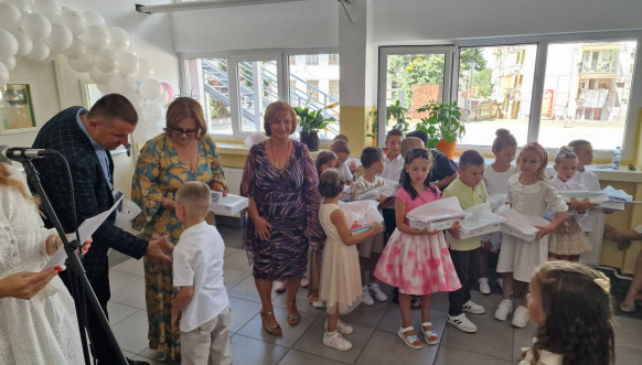 Od JKSP "Zvečan" pokloni za đake prvake Od JKSP "Zvečan" pokloni za đake prvake