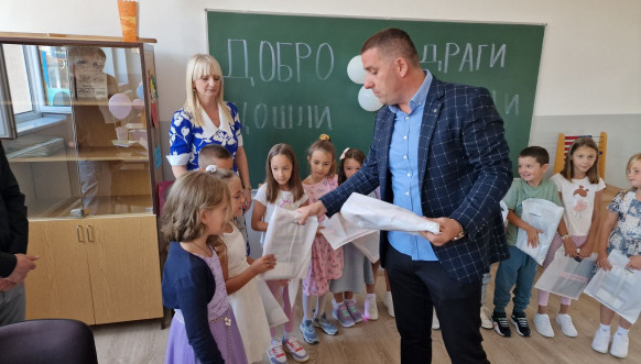 Od JKSP "Zvečan" pokloni za đake prvake Od JKSP "Zvečan" pokloni za đake prvake