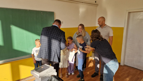 Od JKSP "Zvečan" pokloni za đake prvake Od JKSP "Zvečan" pokloni za đake prvake