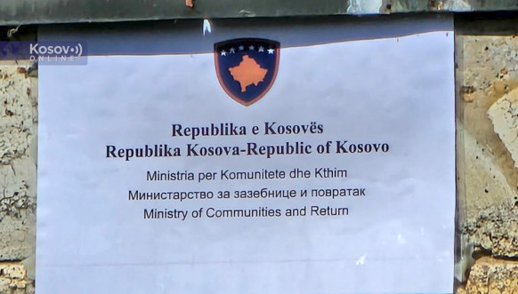 Postavljene table kosovskih institucija na zgradama koje je zauzela policija
