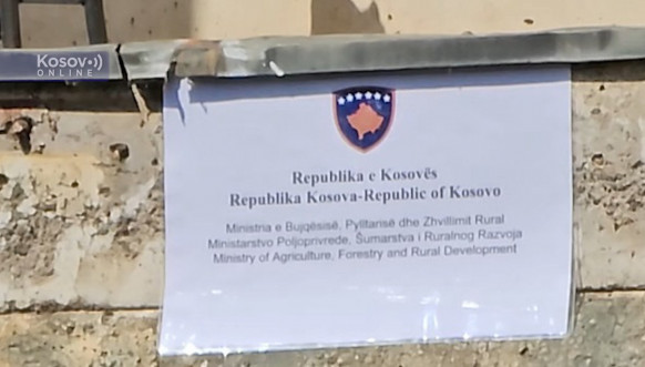 Postavljene table kosovskih institucija na zgradama koje je zauzela policija