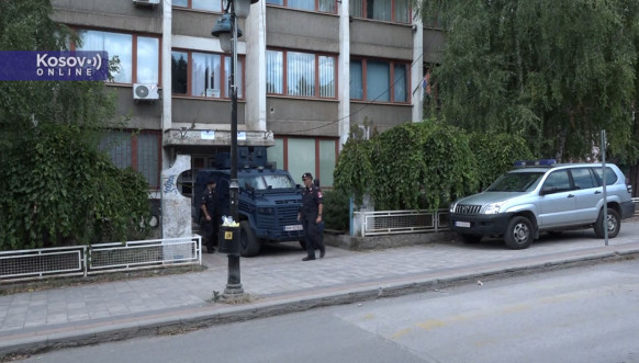 Postavljene table kosovskih institucija na zgradama koje je zauzela policija
