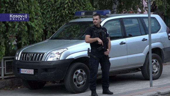 Postavljene table kosovskih institucija na zgradama koje je zauzela policija
