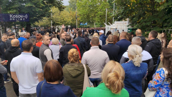 Protest ispred policijske stanice u Severnoj Mitrovici Protest ispred policijske stanice u Severnoj Mitrovici