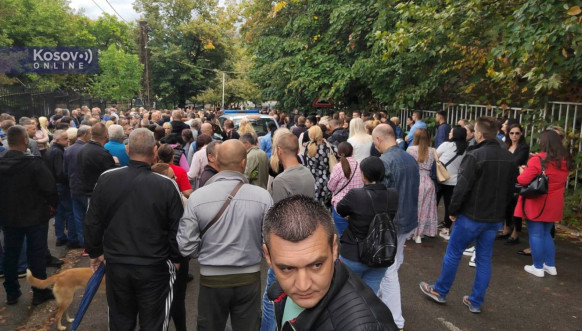 Protest ispred policijske stanice u Severnoj Mitrovici Protest ispred policijske stanice u Severnoj Mitrovici