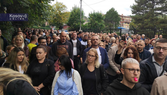 Protest ispred policijske stanice u Severnoj Mitrovici Protest ispred policijske stanice u Severnoj Mitrovici