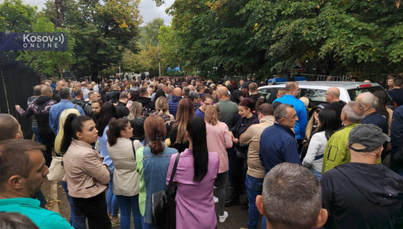Protest ispred policijske stanice u Severnoj Mitrovici Protest ispred policijske stanice u Severnoj Mitrovici