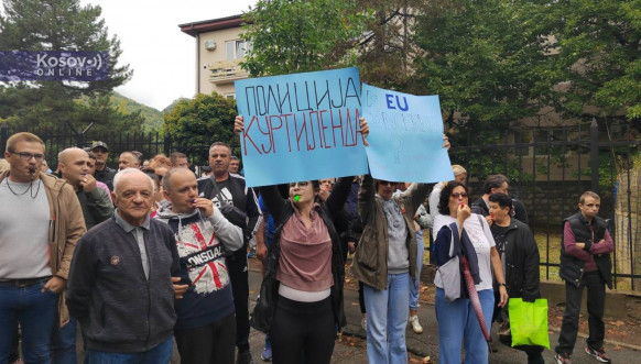 Protest ispred policijske stanice u Severnoj Mitrovici Protest ispred policijske stanice u Severnoj Mitrovici