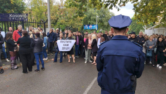 Protest ispred policijske stanice u Severnoj Mitrovici Protest ispred policijske stanice u Severnoj Mitrovici