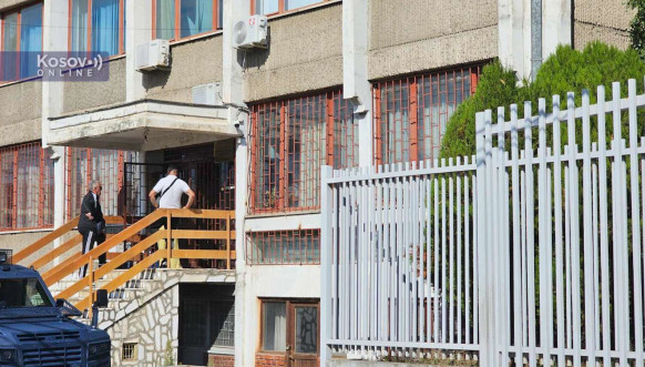 Kosovska policija sprovodi akciju u trezoru NBS u Leposaviću Kosovska policija sprovodi akciju u trezoru NBS u Leposaviću