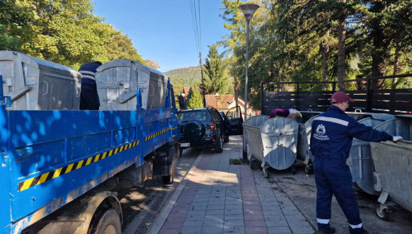 U Zvečanu postavljeni novi kontejneri U Zvečanu postavljeni novi kontejneri