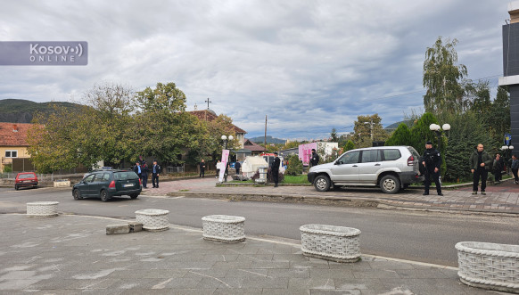 Aljbin Kurti posetio Leposavić