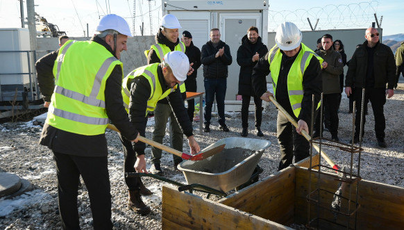 Aljbin Kurti polaže kamen temeljac za policijsku podstanicu